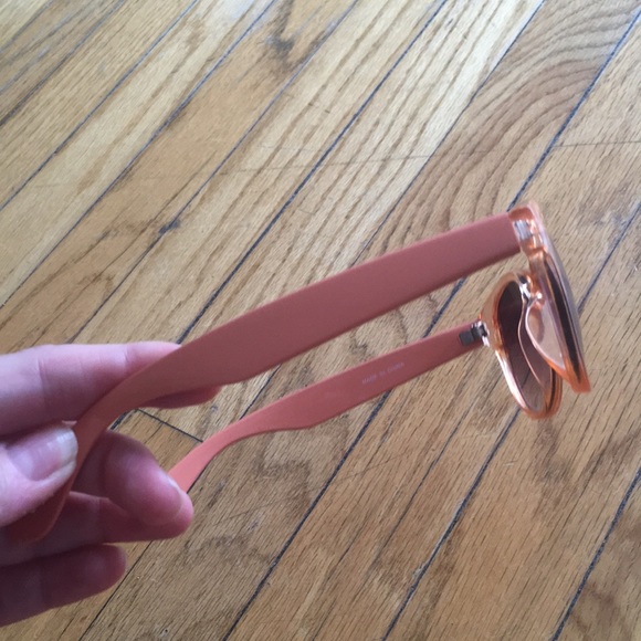 UO Clear Coral Sunglasses - Picture 4 of 4